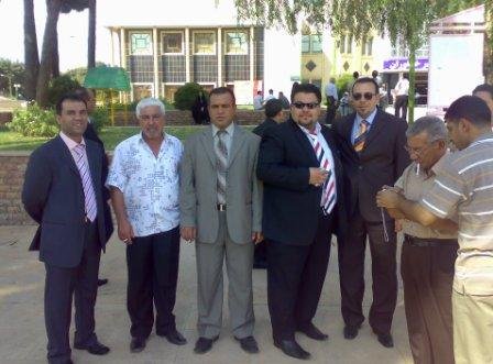 الشاعر مع أصدقائه الشعراء