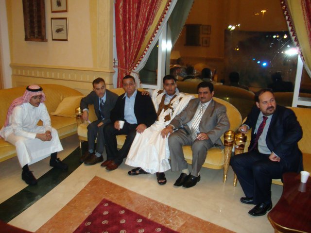 الشاعر مع اصدقائه في أبو ظبي عند اشتراكهم في مسابقة امير الشعراء