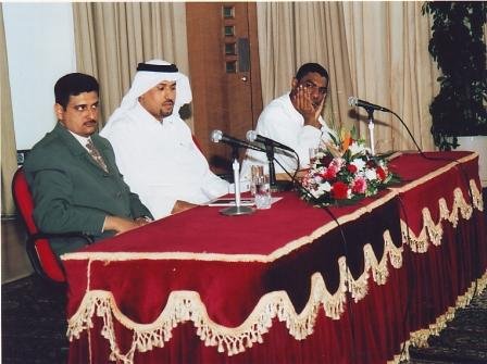 الشاعران أحمد بخيت وجاسم الصحيح مع الشاعر في مسقط